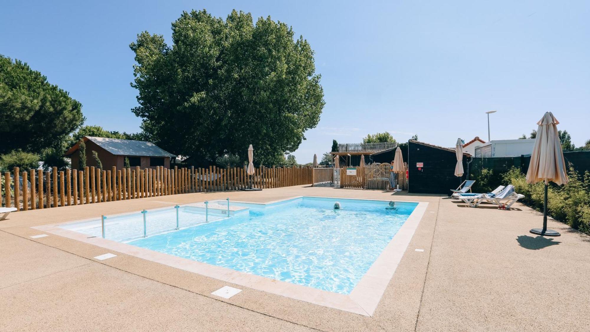 Camping La Pree Les Portes-en-Re Екстериор снимка