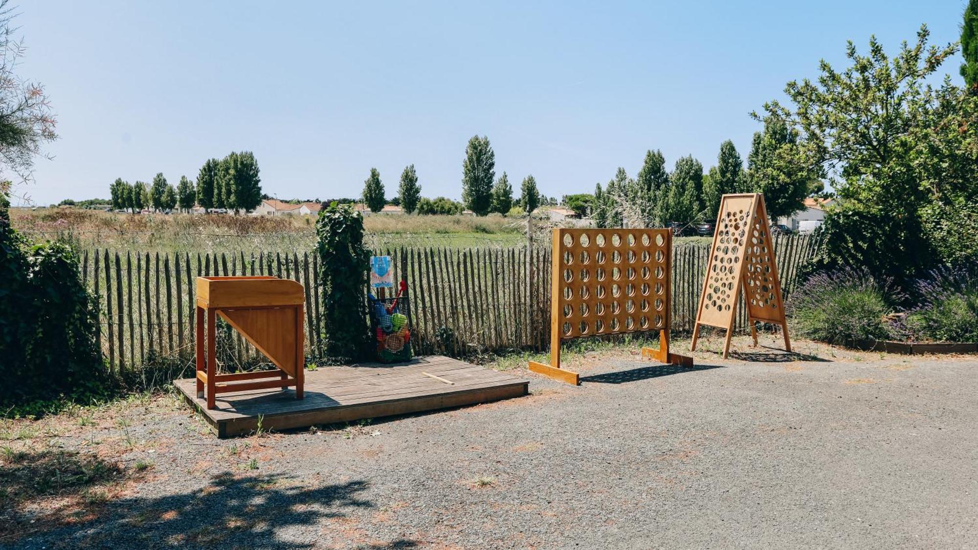 Camping La Pree Les Portes-en-Re Екстериор снимка