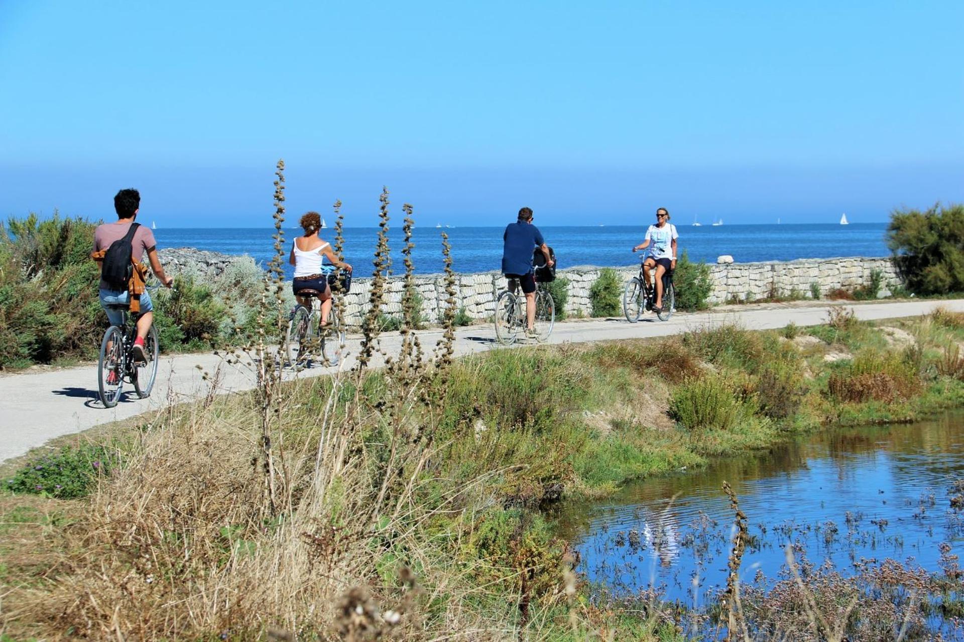 Camping La Pree Les Portes-en-Re Екстериор снимка